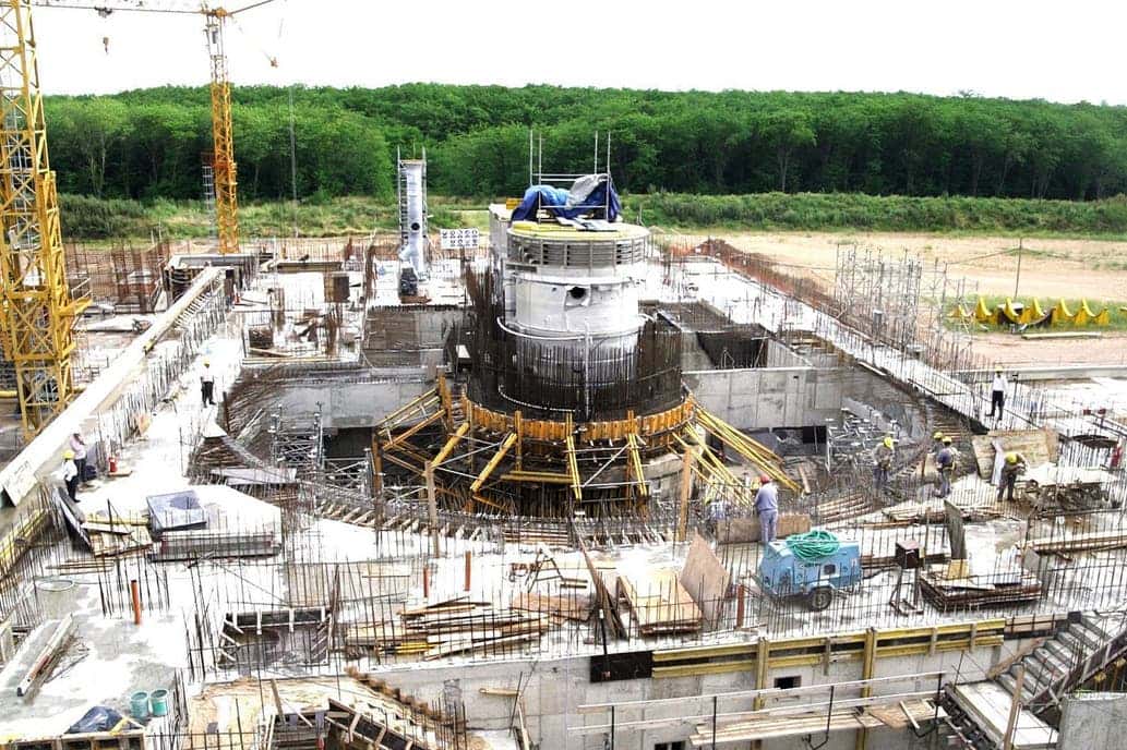 En la imagen se muestra el reactor en construcción